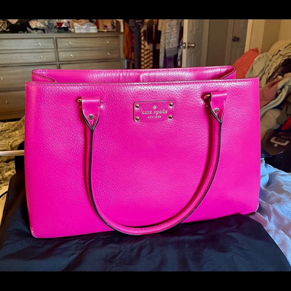 Hot pink Kate spade purse . In great condition gently used